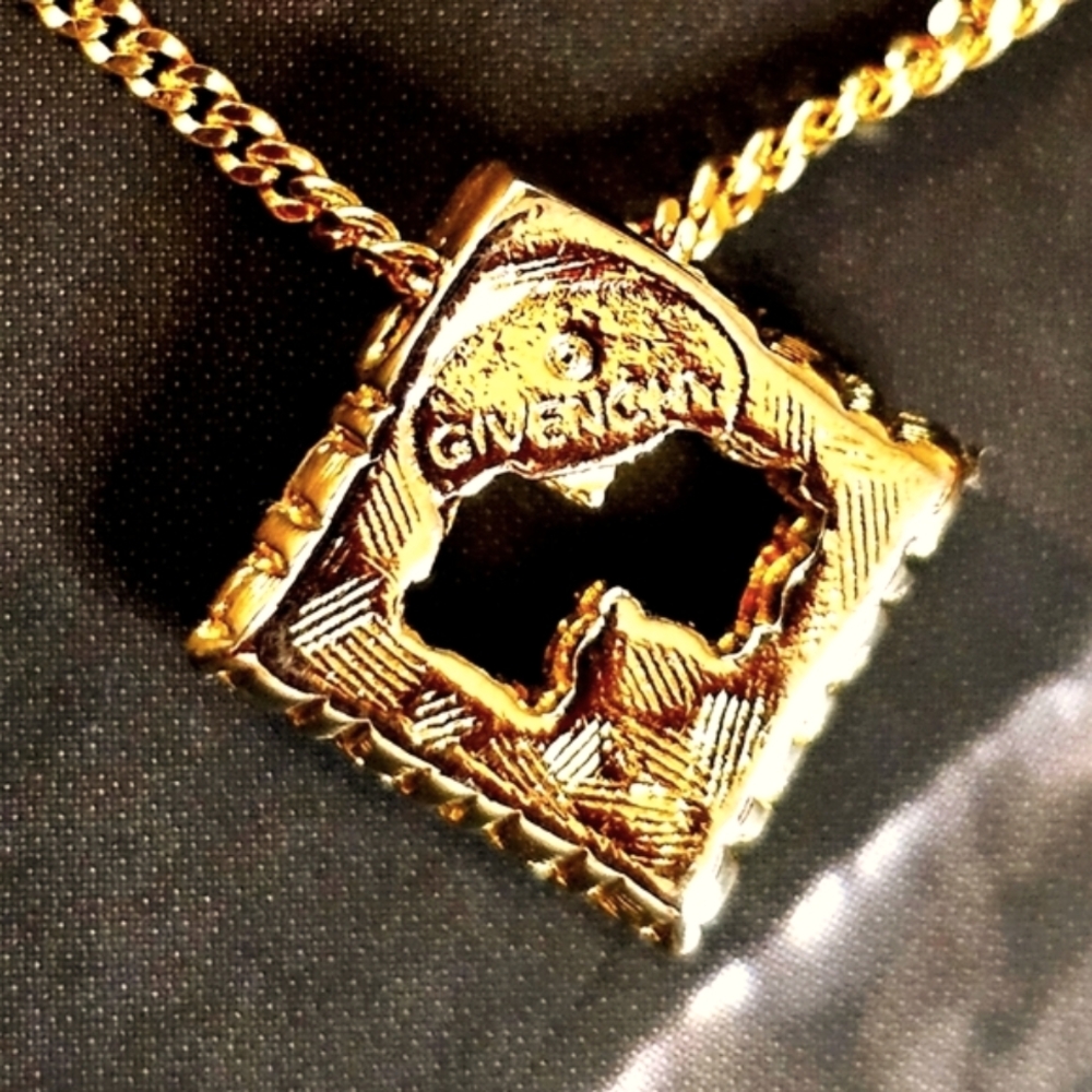 โจ๏ธGivenchy G Logo Vintage Gold Tone & Crystal Pendant Necklaceโจ๏ธ - Picture 2 of 11